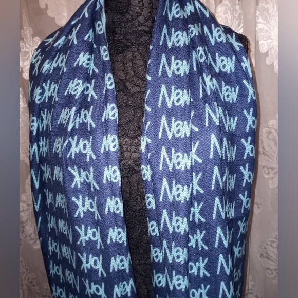 CASHMERE BLEND NEW YORK PRINT SCARF - Picture 2 of 5